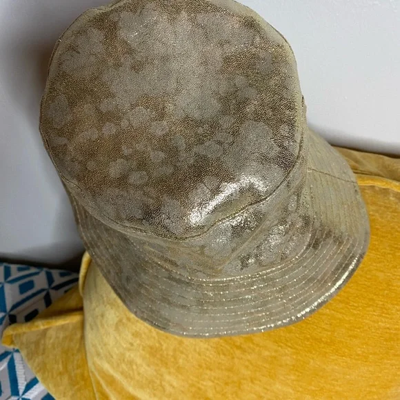 NWOT! FREE PEOPLE METALLIC GOLD
BUCKET HAT - Picture 6 of 7